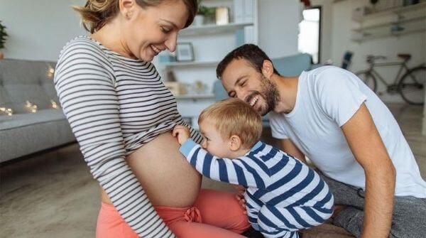 Highlights the dad responsibilities in pregnancy. Becoming a father is a great responsibility.