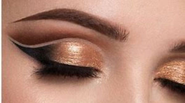 Haven't we all see cut crease eye makeup pics all over the internet. Well here is your turn t try these looks. 