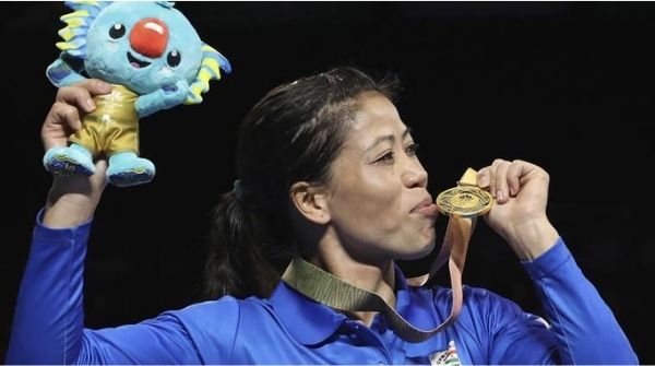 Kom posing after winning with her Gold Medal at the Asian Games