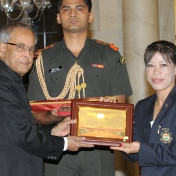 Kom taking her Award from the President of India