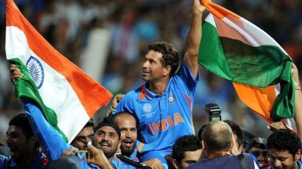 World Cup 2011 Highlights where Tendulkar is on the shoulders of his teammates. Enjoying the victory of India Sri Lanka finals and thanking the audience.
