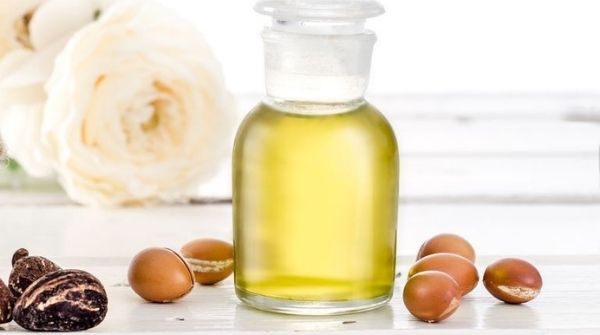 Argan oil is rich in vitamin D & E helps in hydrating & moisturizing the strands which will keep healthy.