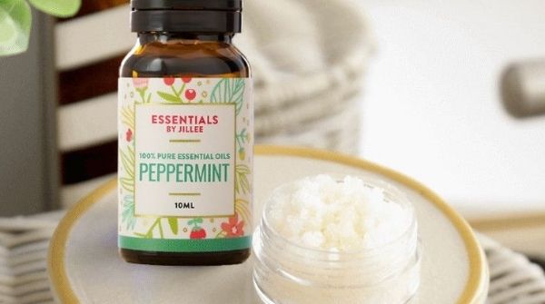 Using peppermint essential oil help to soothe your pink lips and enhance the colling properties and prevents dryness.