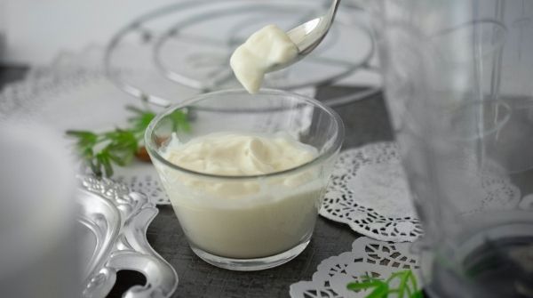 Intake of yogurt regularly helps to prevent the discoloration and prevent the aging of lips.