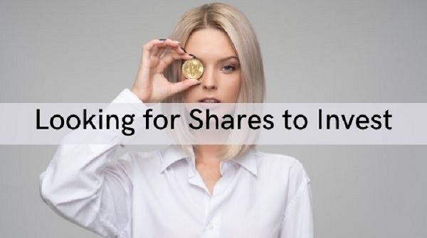 a woman keeping a coin over one of her eyes and the other eye is open to look for investment share market basics