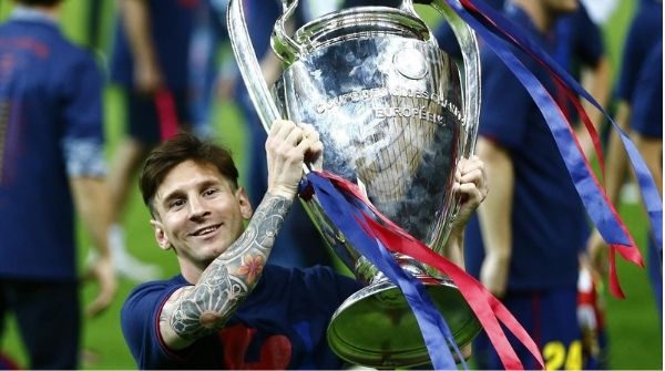 Biography of Lionel Messi holding the Champions Trophy in his hands
