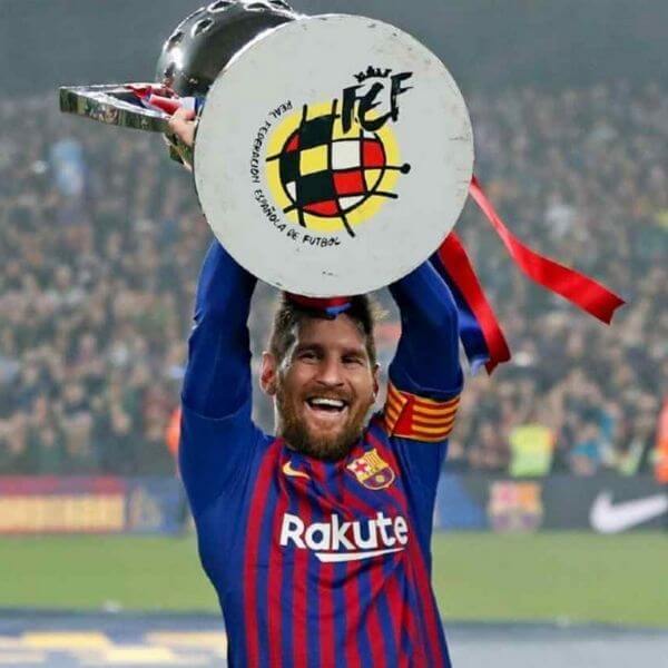 Barcelona Skipper lifting his 10th La Liga trophy 