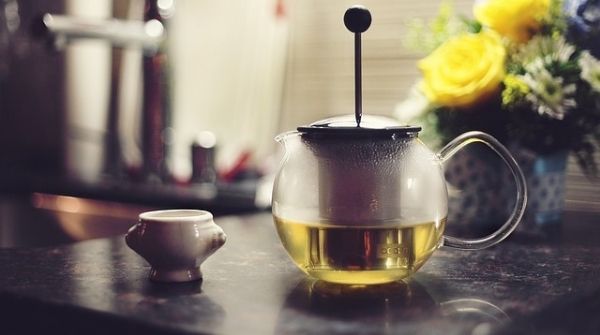 1 cup of green tea contains 2 calories that will help in weight loss & they can prevent many obese related diseases